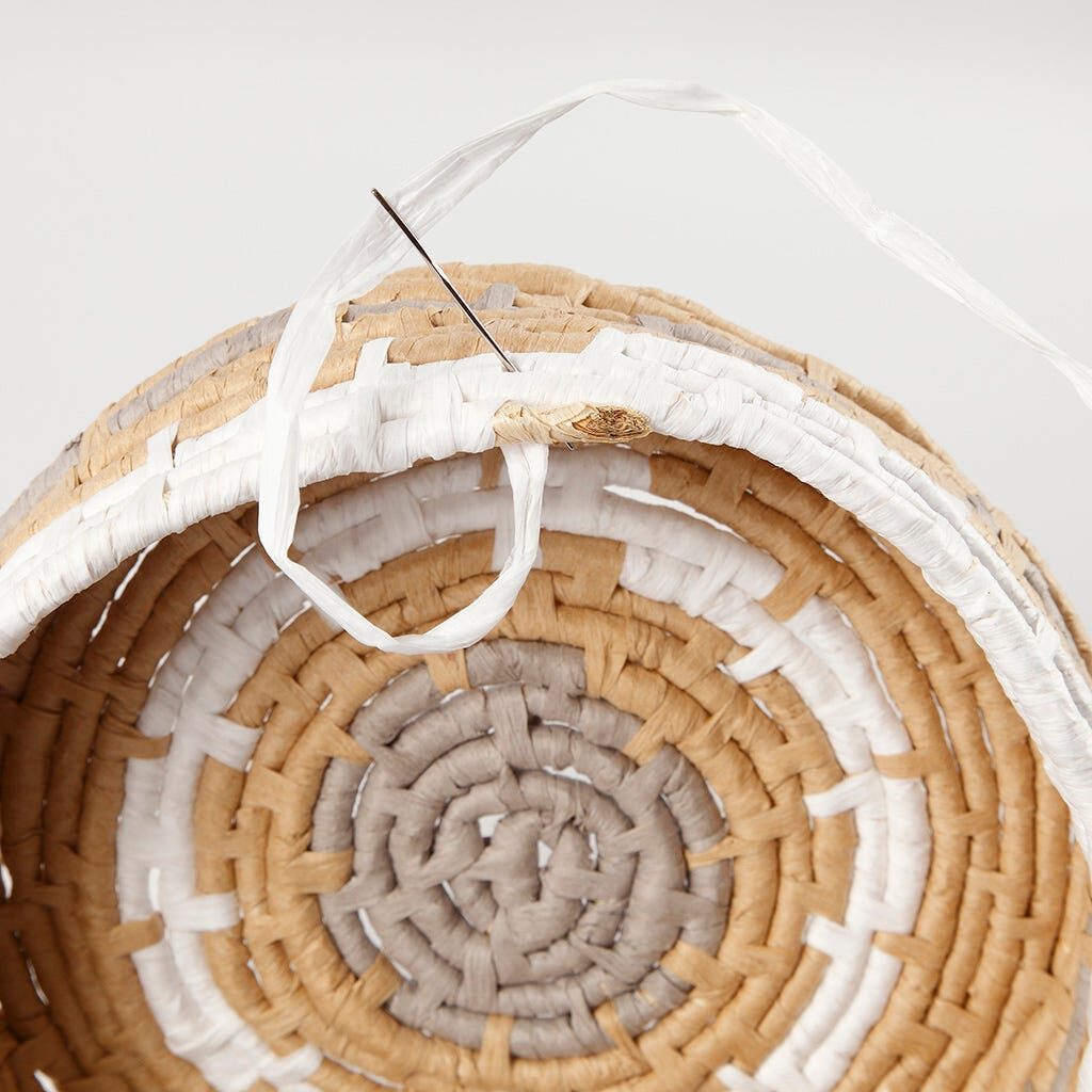 Der Korbrand wird geflochten