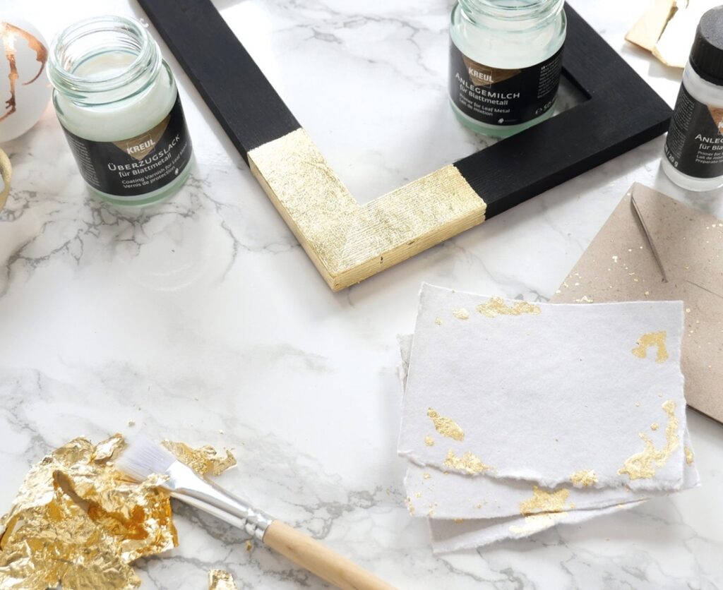 Blattmetall in gold auf einemm rahmen