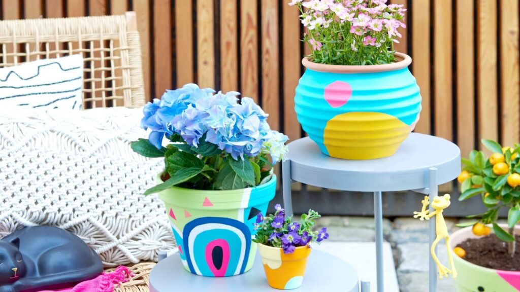 Bunt bemalte Blumentöpfe aus einer Terrasse