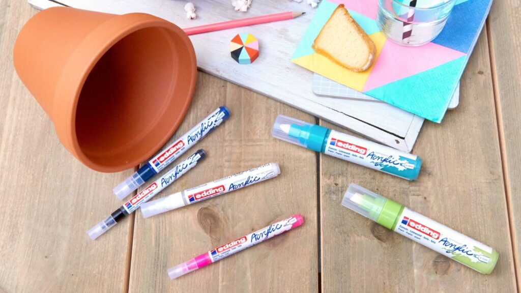 BBlumenöpfe und Acrylic-Marker in bunten Farben