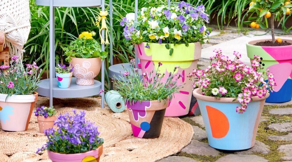 Bunt bemalte Blumentöpfe aus einer Terrasse