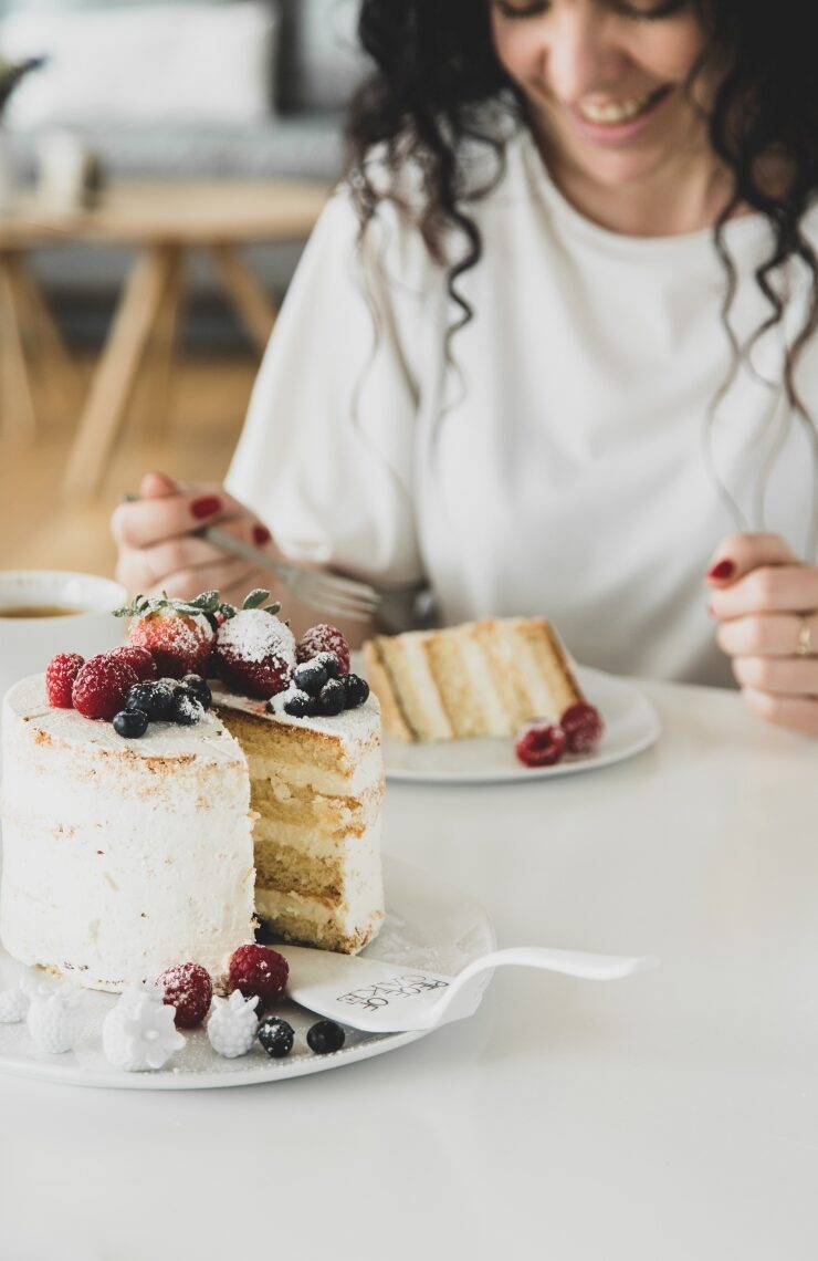 Frau beim Essen von Torte